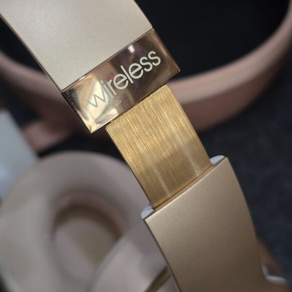 Beats Solo3 ✦ Rose Gold Wireless Headphones ✦ Limited Edition w/ Case EUC - Picture 9 of 17